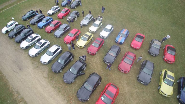 Internationales Treffen 2015 Eine Vogelperspektive zeigt eine Ansammlung von BMW Z3 auf einem offenen Feld.